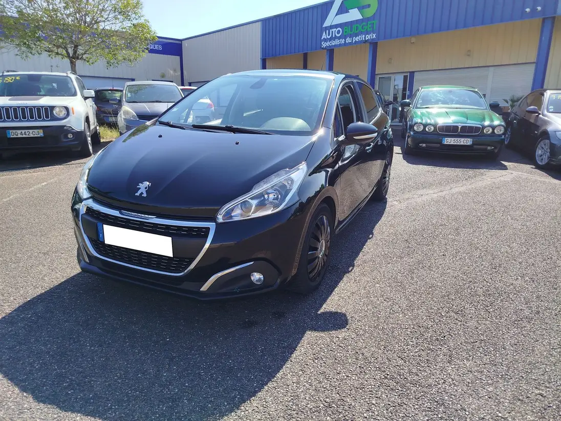 PEUGEOT 208 1.2 VTI ALLURE 82 CHX, GPS, Clim, CARPLAY, radar de recul, Régulateur de vitesses, Vitres électriques, Fermeture centralisée, Rétroviseurs électriques, toit panoramique, aide au stationnement